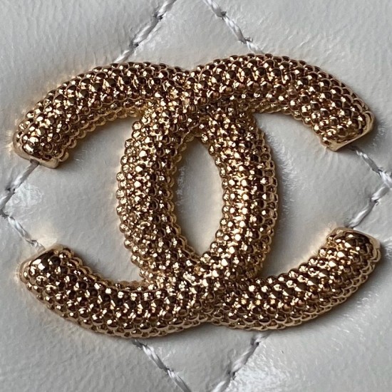 680 Chane124p woc pearl handle Ap3804 embossed double C logo high value details full of exquisite ah wax leather texture look extraordinarily expensive the more you look the more you like this elegant and sophisticated design Size 17cm