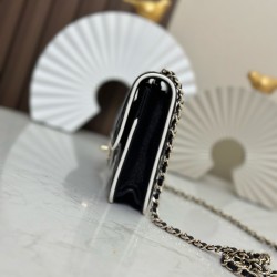 650 enamel buckle latest wocohanel25 summer preview series black and white chain wallet capacity space just right practical and stylish absolutely beautiful bag practical really flash to the tip of the heart this time the designer changes the light gold c