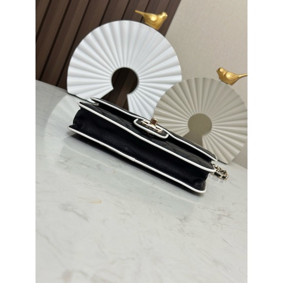 650 enamel buckle latest wocohanel25 summer preview series black and white chain wallet capacity space just right practical and stylish absolutely beautiful bag practical really flash to the tip of the heart this time the designer changes the light gold c