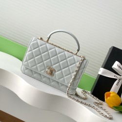 730 Drill Buckle Shining thousand gold Chanel Drill Buckle The real thing is really absolutely beautiful thousand gold both look and feel more exquisite than ever Chain holes and the letters on the metal bar are this with small diamonds in different light