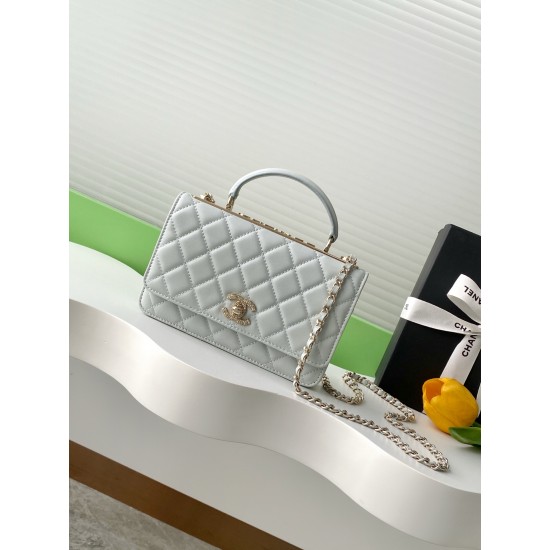 730 Drill Buckle Shining thousand gold Chanel Drill Buckle The real thing is really absolutely beautiful thousand gold both look and feel more exquisite than ever Chain holes and the letters on the metal bar are this with small diamonds in different light