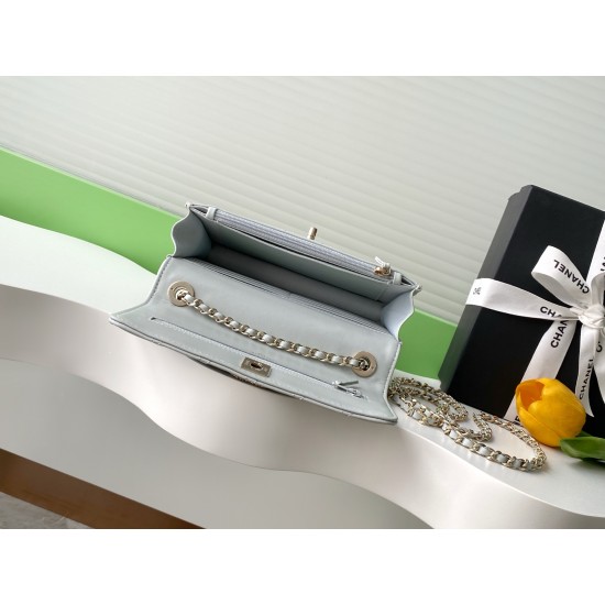 730 Drill Buckle Shining thousand gold Chanel Drill Buckle The real thing is really absolutely beautiful thousand gold both look and feel more exquisite than ever Chain holes and the letters on the metal bar are this with small diamonds in different light