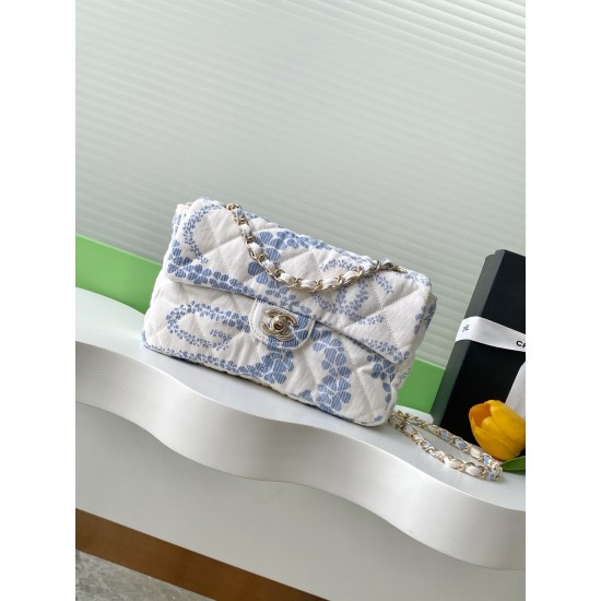 730 25M The color scheme of this season's beach bag simply kills crazy gentle orchid color like spring cherry blossoms falling romantic and sweet and whiny blue and white color scheme summer flavor full of star R print denim over gold metal collision simp