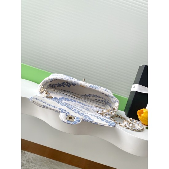 730 25M The color scheme of this season's beach bag simply kills crazy gentle orchid color like spring cherry blossoms falling romantic and sweet and whiny blue and white color scheme summer flavor full of star R print denim over gold metal collision simp