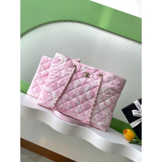 780 25M The color scheme of this season's beach bag is simply killing crazy gentle pink like spring cherry blossoms falling romantic and sweet and whine pink and white color scheme summer flavor full of star R print denim over gold metal collision simple 