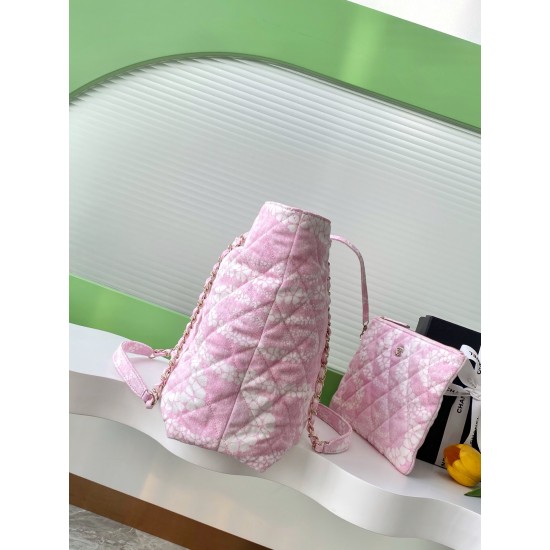 780 25M The color scheme of this season's beach bag is simply killing crazy gentle pink like spring cherry blossoms falling romantic and sweet and whine pink and white color scheme summer flavor full of star R print denim over gold metal collision simple 