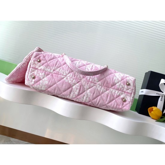 780 25M The color scheme of this season's beach bag is simply killing crazy gentle pink like spring cherry blossoms falling romantic and sweet and whine pink and white color scheme summer flavor full of star R print denim over gold metal collision simple 