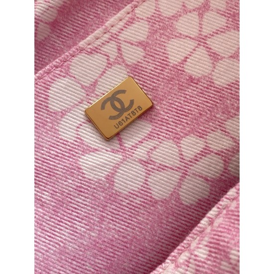 780 25M The color scheme of this season's beach bag is simply killing crazy gentle pink like spring cherry blossoms falling romantic and sweet and whine pink and white color scheme summer flavor full of star R print denim over gold metal collision simple 