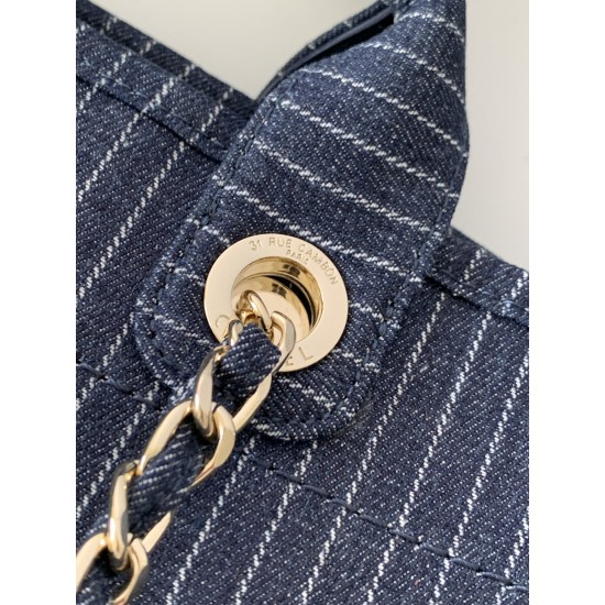 750 Chanel beach bag shopping bag made of material cotton production calfskin and metal collocation in the era of small waste bag to kill off the big bag said fashion is a circle turn a circle and come back, however, chanel and give it more texture and fa