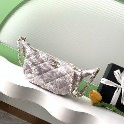 700 25M The color scheme of this season's beach bag is simply killing crazy gentle gray system like spring cherry blossoms falling romantic and sweet and whine gray and white color scheme summer flavor full of star R print denim over gold metal collision 