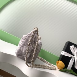 700 25M The color scheme of this season's beach bag is simply killing crazy gentle gray system like spring cherry blossoms falling romantic and sweet and whine gray and white color scheme summer flavor full of star R print denim over gold metal collision 