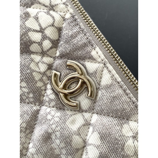 700 25M The color scheme of this season's beach bag is simply killing crazy gentle gray system like spring cherry blossoms falling romantic and sweet and whine gray and white color scheme summer flavor full of star R print denim over gold metal collision 