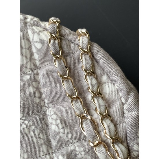 700 25M The color scheme of this season's beach bag is simply killing crazy gentle gray system like spring cherry blossoms falling romantic and sweet and whine gray and white color scheme summer flavor full of star R print denim over gold metal collision 