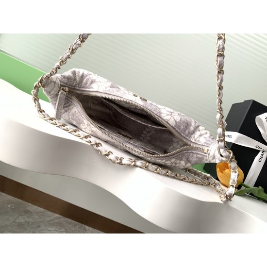 700 25M The color scheme of this season's beach bag is simply killing crazy gentle gray system like spring cherry blossoms falling romantic and sweet and whine gray and white color scheme summer flavor full of star R print denim over gold metal collision 