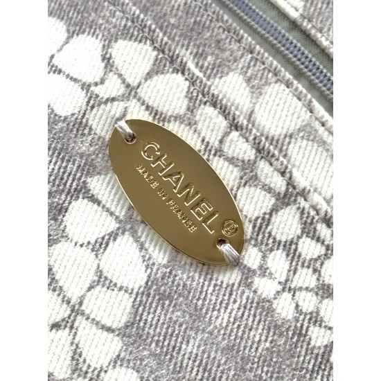 700 25M The color scheme of this season's beach bag is simply killing crazy gentle gray system like spring cherry blossoms falling romantic and sweet and whine gray and white color scheme summer flavor full of star R print denim over gold metal collision 