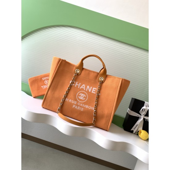 680 beach bag shopping bag by material cotton made of calfskin and metal collocation in the era of small waste bag to kill off the big bag said fashion is a circle turn around and back again, however, chanel has given it more texture and fashion sense of 