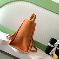 680 beach bag shopping bag by material cotton made of calfskin and metal collocation in the era of small waste bag to kill off the big bag said fashion is a circle turn around and back again, however, chanel has given it more texture and fashion sense of 