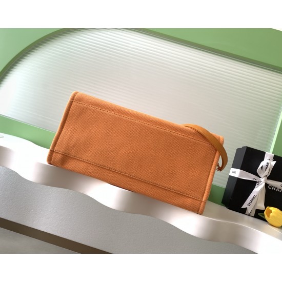 680 beach bag shopping bag by material cotton made of calfskin and metal collocation in the era of small waste bag to kill off the big bag said fashion is a circle turn around and back again, however, chanel has given it more texture and fashion sense of 