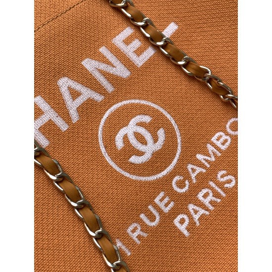 680 beach bag shopping bag by material cotton made of calfskin and metal collocation in the era of small waste bag to kill off the big bag said fashion is a circle turn around and back again, however, chanel has given it more texture and fashion sense of 