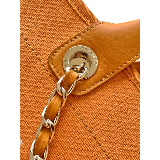 680 beach bag shopping bag by material cotton made of calfskin and metal collocation in the era of small waste bag to kill off the big bag said fashion is a circle turn around and back again, however, chanel has given it more texture and fashion sense of 