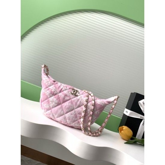 700 25M The color scheme of this season's beach bag is simply killing crazy gentle pink like spring cherry blossoms falling romantic and sweet and whine pink and white color scheme summer flavor full of star R print denim over gold metal collision simple 