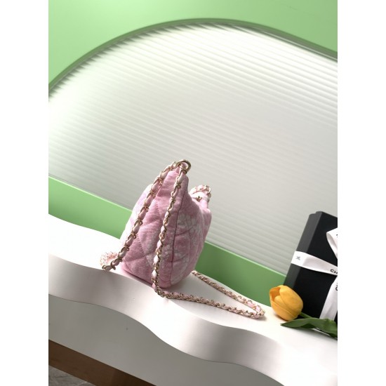 700 25M The color scheme of this season's beach bag is simply killing crazy gentle pink like spring cherry blossoms falling romantic and sweet and whine pink and white color scheme summer flavor full of star R print denim over gold metal collision simple 