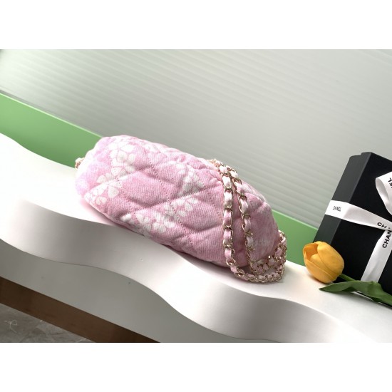 700 25M The color scheme of this season's beach bag is simply killing crazy gentle pink like spring cherry blossoms falling romantic and sweet and whine pink and white color scheme summer flavor full of star R print denim over gold metal collision simple 