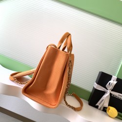 660 beach bag shopping bag by material cotton made of calfskin and metal collocation in the era of small waste bag to kill off the big bag said fashion is a circle turn a circle and come back, however, chanel and give it more texture and fashion sense of 