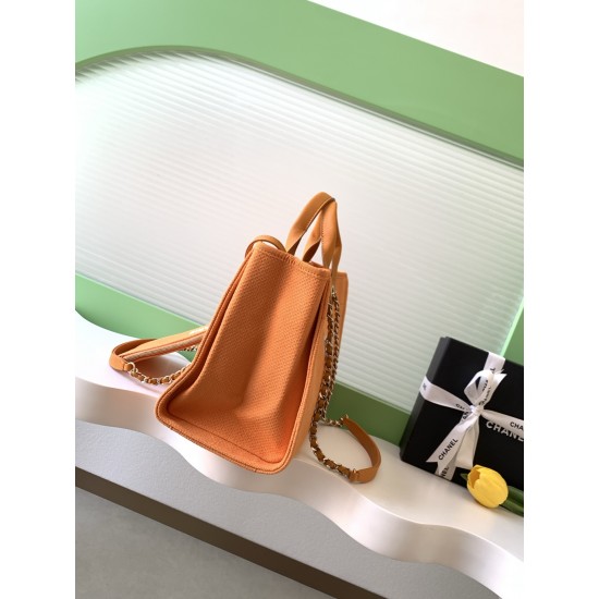 660 beach bag shopping bag by material cotton made of calfskin and metal collocation in the era of small waste bag to kill off the big bag said fashion is a circle turn a circle and come back, however, chanel and give it more texture and fashion sense of 