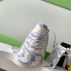 780 25M The color scheme of this season's beach bag is simply killing crazy gentle orchid like spring cherry blossoms falling romantic and sweet and whiny blue and white color scheme summer flavor full of star R print denim over gold metal collision simpl