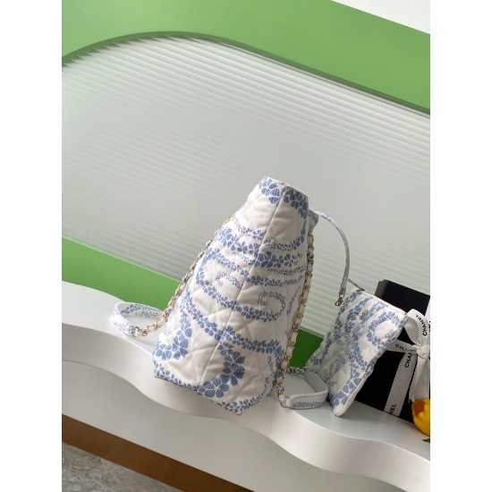 780 25M The color scheme of this season's beach bag is simply killing crazy gentle orchid like spring cherry blossoms falling romantic and sweet and whiny blue and white color scheme summer flavor full of star R print denim over gold metal collision simpl