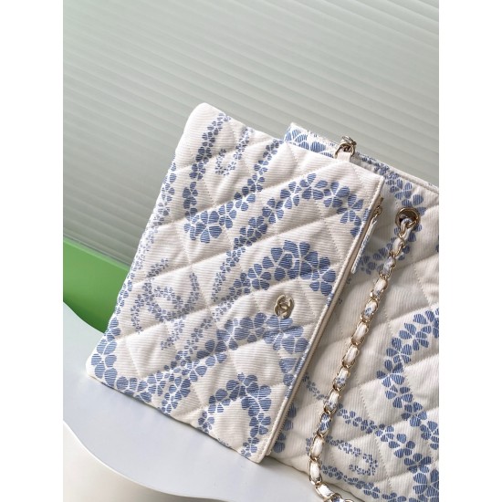 780 25M The color scheme of this season's beach bag is simply killing crazy gentle orchid like spring cherry blossoms falling romantic and sweet and whiny blue and white color scheme summer flavor full of star R print denim over gold metal collision simpl