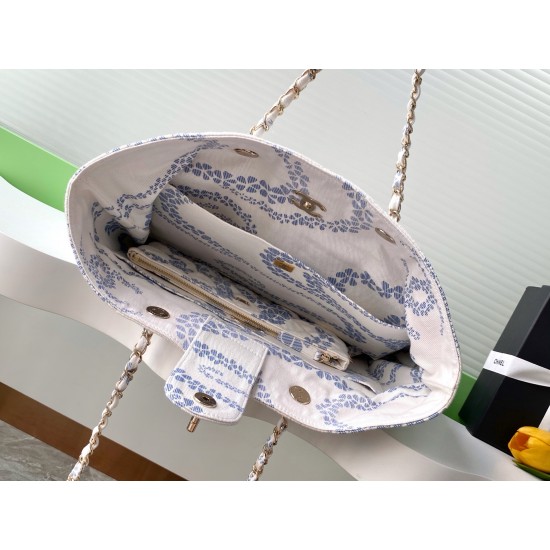 780 25M The color scheme of this season's beach bag is simply killing crazy gentle orchid like spring cherry blossoms falling romantic and sweet and whiny blue and white color scheme summer flavor full of star R print denim over gold metal collision simpl