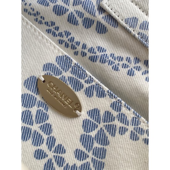 780 25M The color scheme of this season's beach bag is simply killing crazy gentle orchid like spring cherry blossoms falling romantic and sweet and whiny blue and white color scheme summer flavor full of star R print denim over gold metal collision simpl