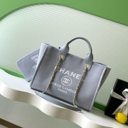 660 Chanel beach bag shopping bag made of cotton material calfskin and metal collocation in the era of small waste bag to kill the big bag said that fashion is a circle to turn around and come back, however, chanel and give it more texture and fashion sen