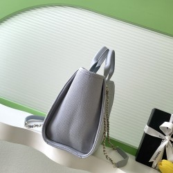 660 Chanel beach bag shopping bag made of cotton material calfskin and metal collocation in the era of small waste bag to kill the big bag said that fashion is a circle to turn around and come back, however, chanel and give it more texture and fashion sen