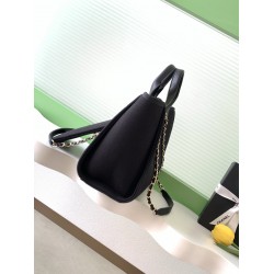 660 Chanel beach bag shopping bag made of cotton material calfskin and metal collocation in the era of small waste bag to kill the big bag said that fashion is a circle to turn around and come back, however, chanel and give it more texture and fashion sen