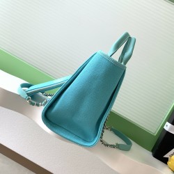 660 Chanel beach bag shopping bag made of cotton material calfskin and metal collocation in the era of small waste bag to kill the big bag said that fashion is a circle to turn around and come back, however, chanel and give it more texture and fashion sen