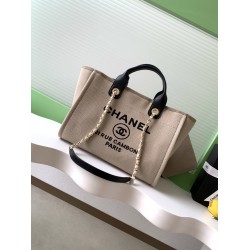 660 Chanel beach bag shopping bag made of cotton material calfskin and metal collocation in the era of small waste bag to kill the big bag said that fashion is a circle to turn around and come back, however, chanel and give it more texture and fashion sen