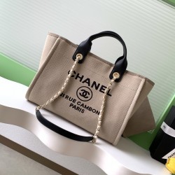 660 Chanel beach bag shopping bag made of cotton material calfskin and metal collocation in the era of small waste bag to kill the big bag said that fashion is a circle to turn around and come back, however, chanel and give it more texture and fashion sen