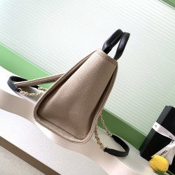 660 Chanel beach bag shopping bag made of cotton material calfskin and metal collocation in the era of small waste bag to kill the big bag said that fashion is a circle to turn around and come back, however, chanel and give it more texture and fashion sen