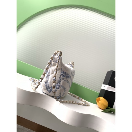 700 25M The color scheme of this season's beach bag is simply killing the crazy gentle orchid colors like spring cherry blossoms falling romantic and sweet and whine orchid white color scheme summer flavor full of star R print denim over gold metal collis