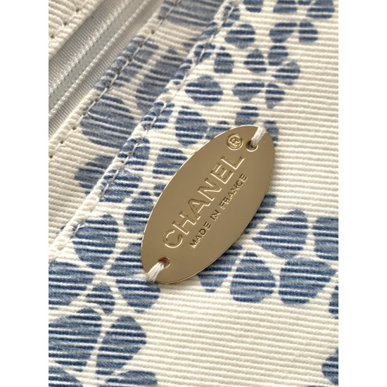 700 25M The color scheme of this season's beach bag is simply killing the crazy gentle orchid colors like spring cherry blossoms falling romantic and sweet and whine orchid white color scheme summer flavor full of star R print denim over gold metal collis