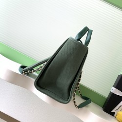 680 Chanel beach bag shopping bag made of material cotton production calfskin and metal collocation in the era of small waste bag to kill the big bag said fashion is a circle to turn around and come back, however, chanel and give it more texture and fashi