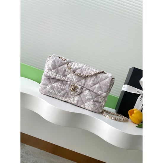 730 25M The color scheme of this season's beach bag is simply killing crazy gentle gray system like spring cherry blossoms falling romantic and sweet and whine gray and white color scheme summer flavor full of star R print denim over gold metal collision 