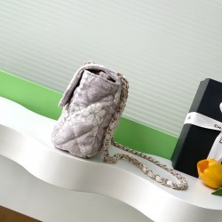 730 25M The color scheme of this season's beach bag is simply killing crazy gentle gray system like spring cherry blossoms falling romantic and sweet and whine gray and white color scheme summer flavor full of star R print denim over gold metal collision 