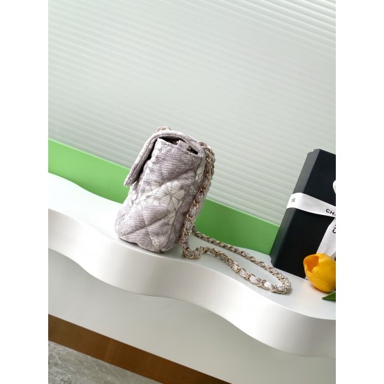 730 25M The color scheme of this season's beach bag is simply killing crazy gentle gray system like spring cherry blossoms falling romantic and sweet and whine gray and white color scheme summer flavor full of star R print denim over gold metal collision 