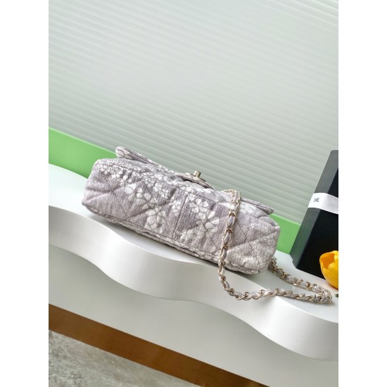 730 25M The color scheme of this season's beach bag is simply killing crazy gentle gray system like spring cherry blossoms falling romantic and sweet and whine gray and white color scheme summer flavor full of star R print denim over gold metal collision 