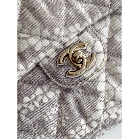 730 25M The color scheme of this season's beach bag is simply killing crazy gentle gray system like spring cherry blossoms falling romantic and sweet and whine gray and white color scheme summer flavor full of star R print denim over gold metal collision 