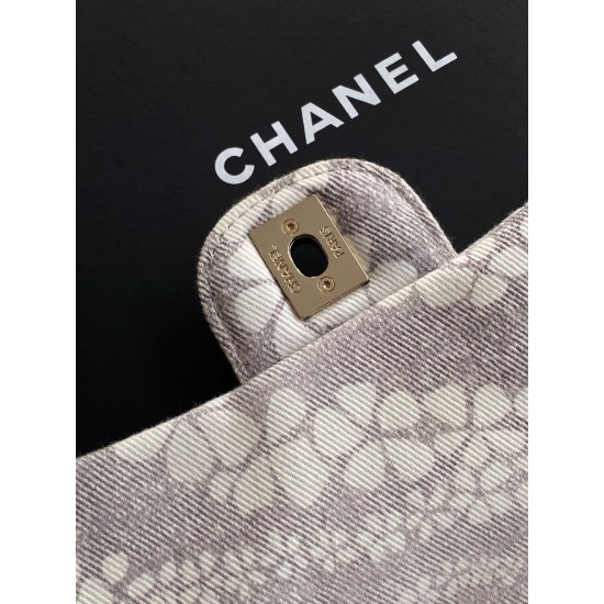 730 25M The color scheme of this season's beach bag is simply killing crazy gentle gray system like spring cherry blossoms falling romantic and sweet and whine gray and white color scheme summer flavor full of star R print denim over gold metal collision 